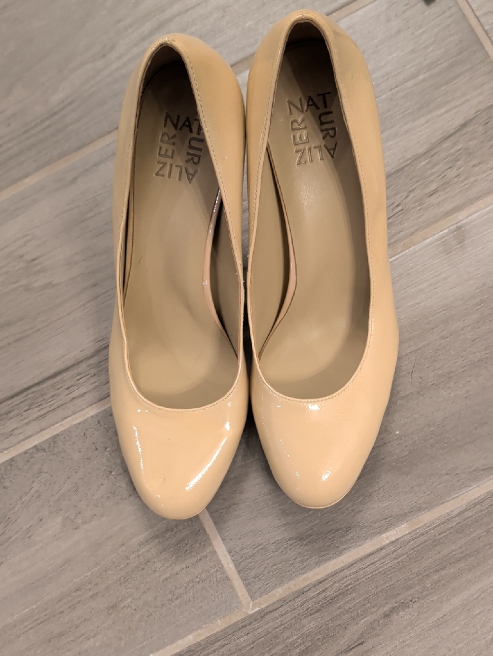 NWOT Naturalizer Beige Patent Round-Toe Pumps